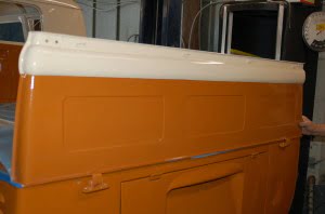 The right side tail gate has been re-painted.